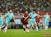 -国内职业联赛举行激动比赛，球员拼尽全力