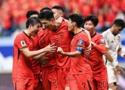 英雄联盟总决赛直播-球员拼搏赢得喝彩，赛场上下呈现热闹景象