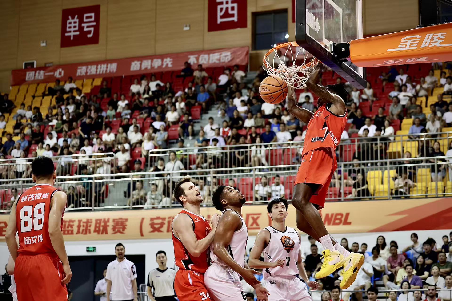 球队在比赛中一鼓作气,取得连胜佳绩 球队在比赛中一鼓作气,取得连胜佳绩