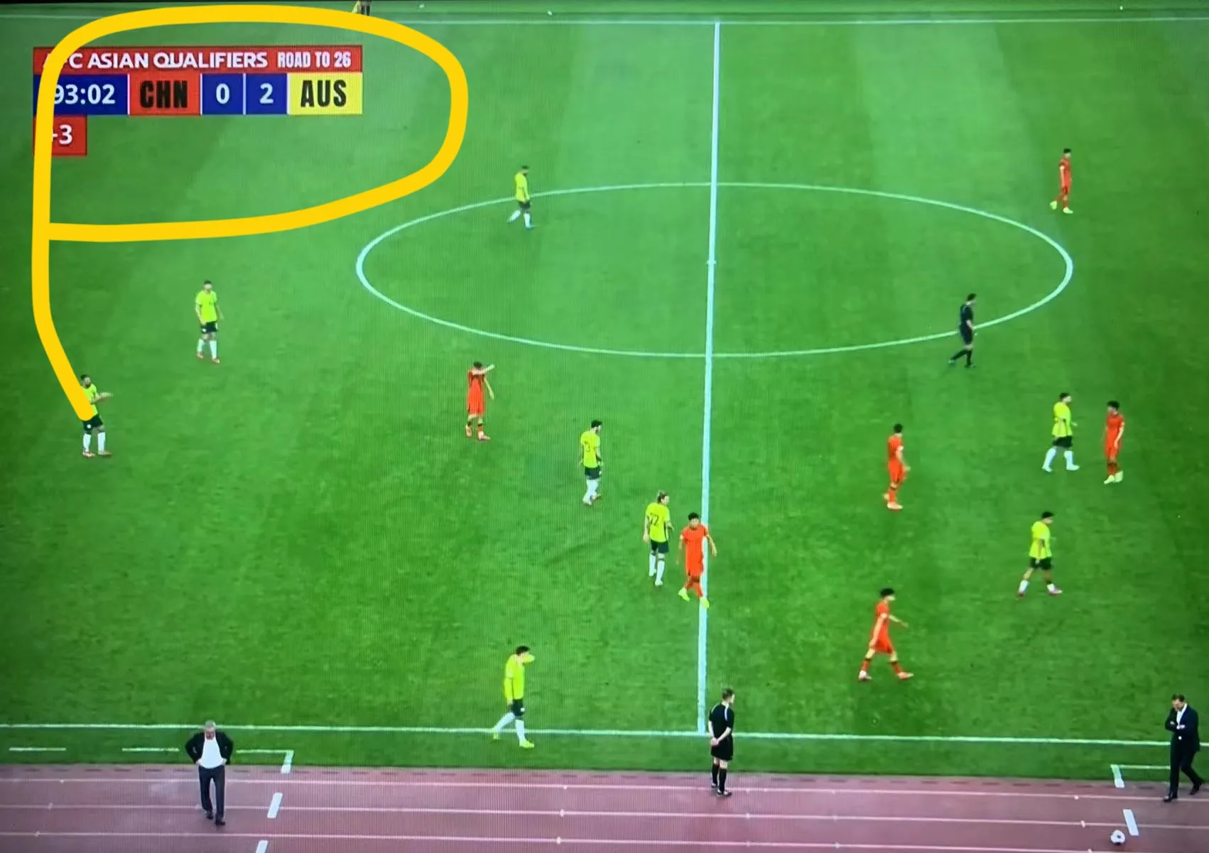 足球比赛场上意外连连,胜负难断 足球比赛场上意外连连,胜负难断