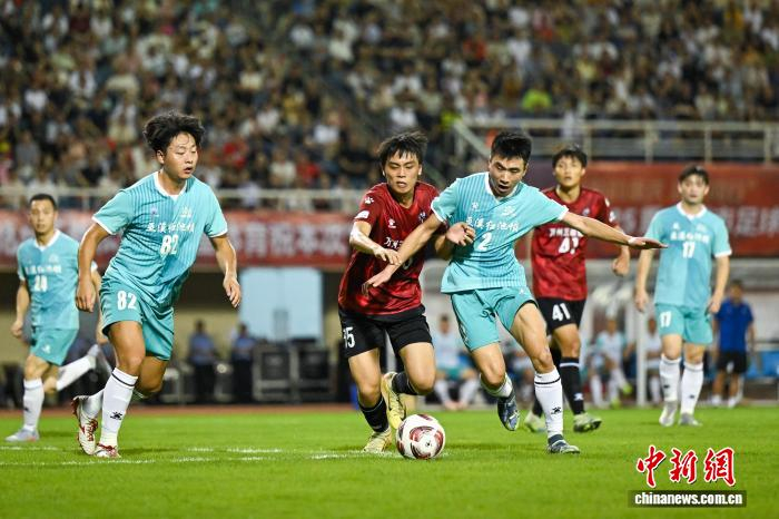 国内职业联赛举行激动比赛，球员拼尽全力