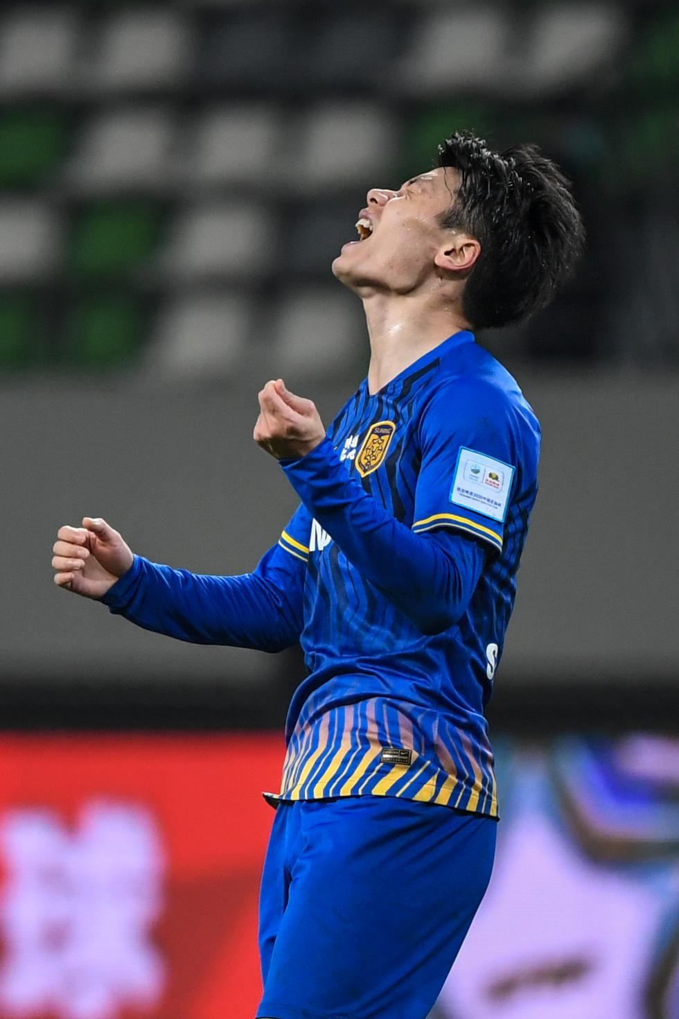 包含江苏苏宁球员势不可挡，奋力争胜的词条