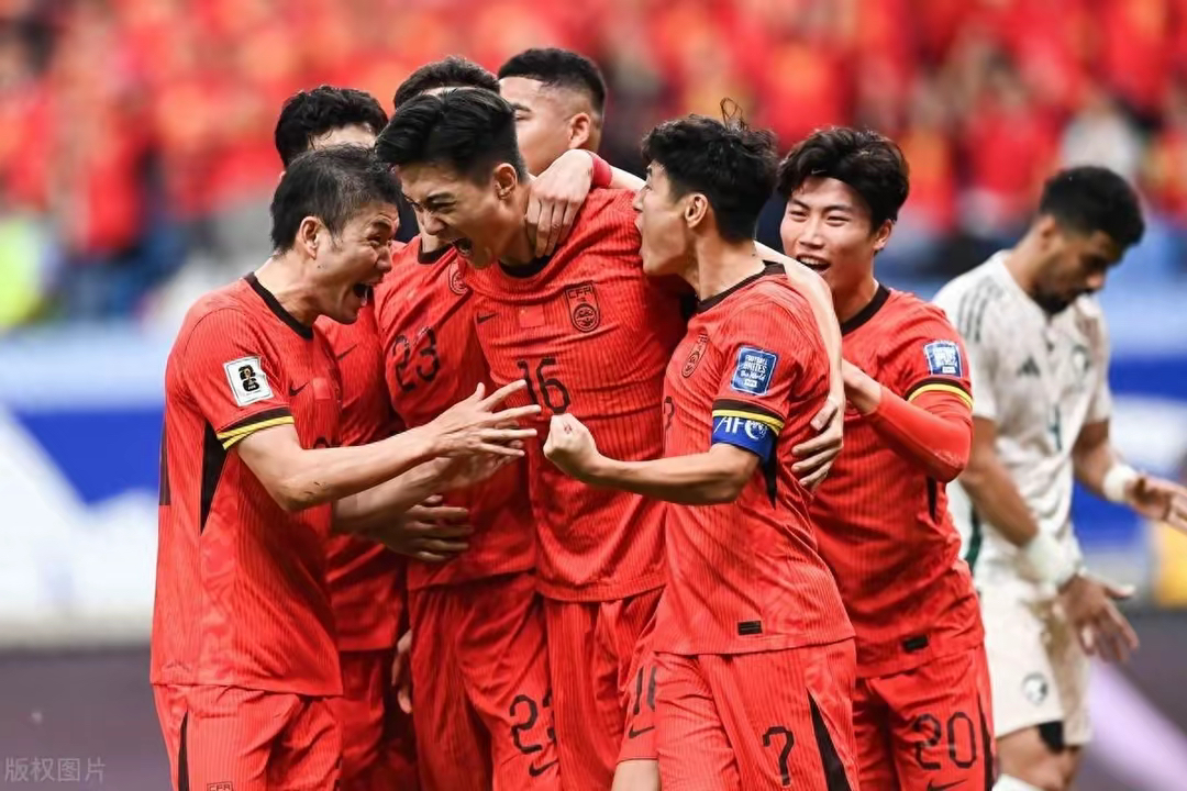 球员拼搏赢得喝彩,赛场上下呈现热闹景象 球员拼搏赢得喝彩,赛场上下呈现热闹景象