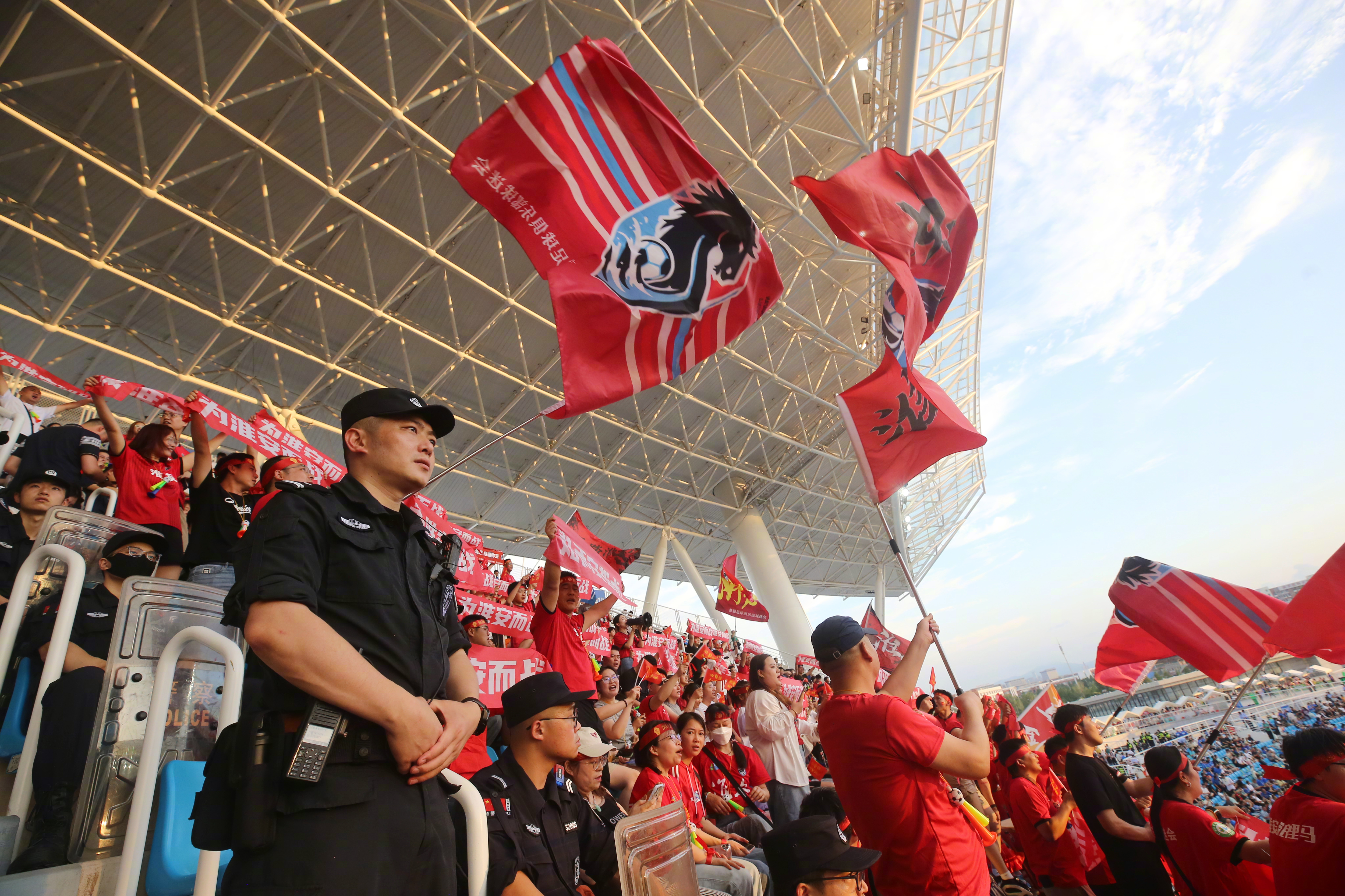 大连一方主场平安徽,球迷盛赞球员表现 大连一方主场平安徽,球迷盛赞球员表现